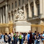 Mobs at the gates of Versailles