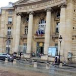 Lots of government buildings here