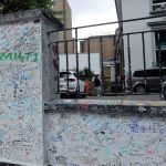 Everyone autographs the wall